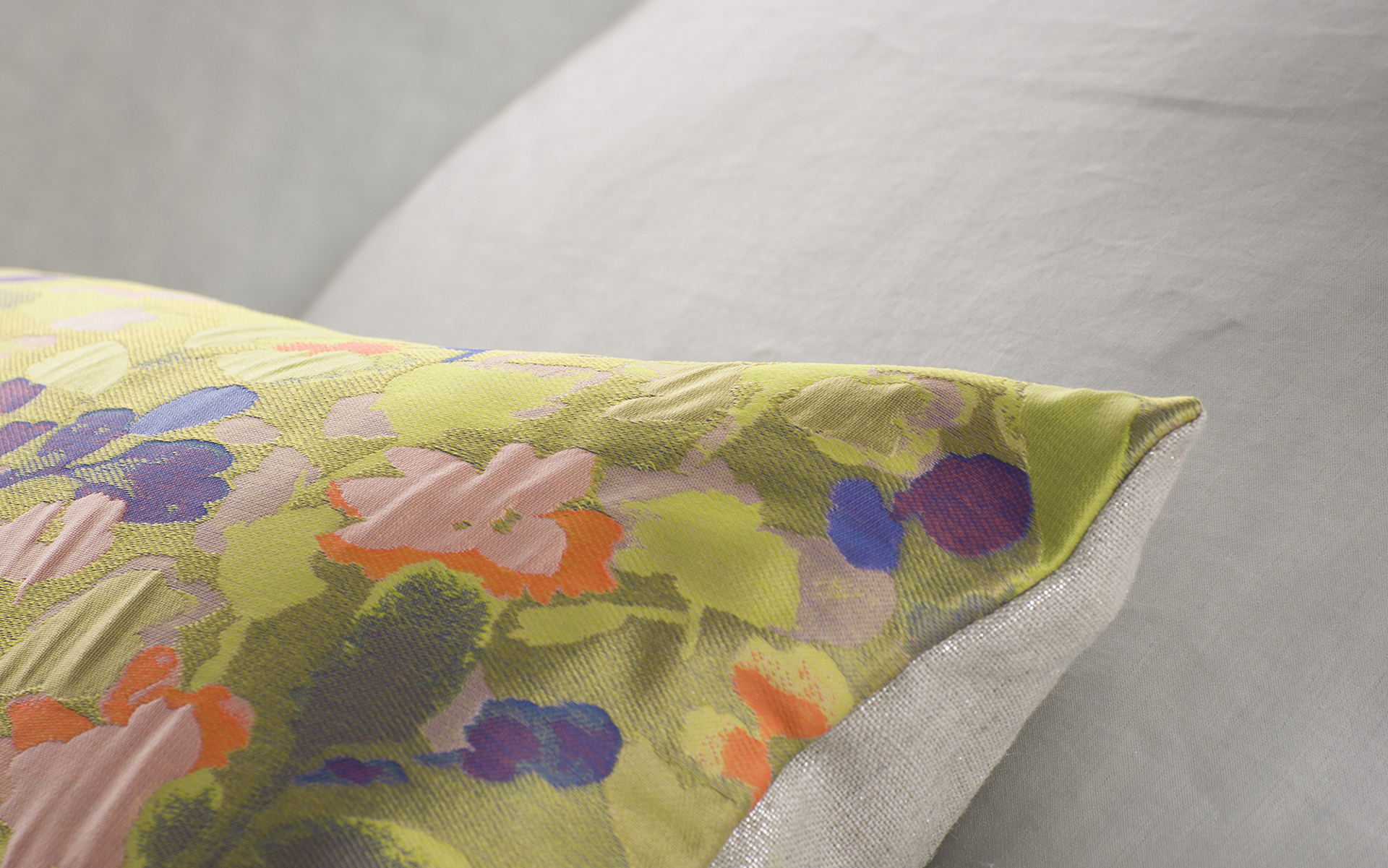 Mrs.Me home couture - cushion Petal Yellow detail4 WEB
